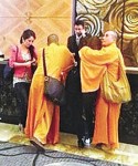 帶美女開房  假和尚原是歌手