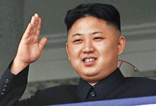金正恩首公開演說　埋首讀稿晃身體
