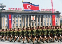 金正恩首公開演說　埋首讀稿晃身體