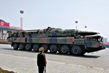 金正恩首公開演說　埋首讀稿晃身體