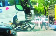 北京长虹桥发生车祸 大巴碾压警车(图)