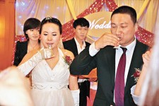 修行26年　閃電結婚  方丈還俗娶富婆