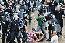 學生發動　四川警催淚彈鎮壓