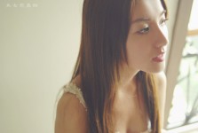 呢件長腿索女瞓係牀上用眼神呼喚我砌佢!