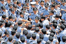 江蘇大示威　脫光貪官上衣