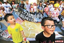 親子齊心反洗腦 9萬人上街