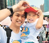 親子齊心反洗腦 9萬人上街