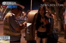 辣妹穿17cm高跟鞋开车翻车 交警竟放行