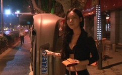 辣妹穿17cm高跟鞋开车翻车 交警竟放行