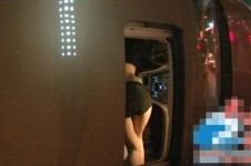 辣妹穿17cm高跟鞋开车翻车 交警竟放行