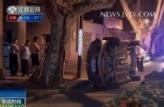 辣妹穿17cm高跟鞋开车翻车 交警竟放行