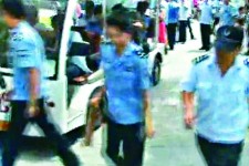 廈門婦抗拆　舌戰城管公安