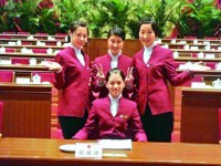 坐胡錦濤「龍椅」　90後美女服務員被炒