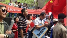澳華人舉行保釣示威在日本領館前唱愛國歌曲