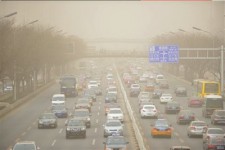北京連遭霧霾與沙塵天氣襲擊 空氣嚴重污染(圖)