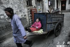 【圖片故事】垃圾車上的童年