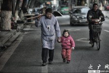 【圖片故事】垃圾車上的童年