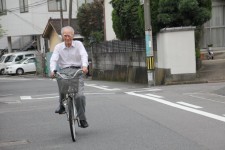 轉貼：騎自行車去超市買菜的日本前首相