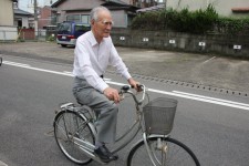 轉貼：騎自行車去超市買菜的日本前首相