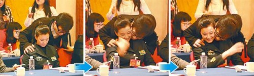 成龍狼擒宋祖英「兩會快成夜總會」