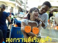 泰國潑水節超好玩！正妹被男生扒光