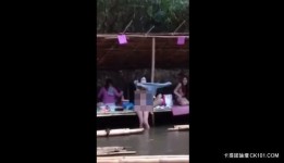 泰國潑水節超好玩！正妹被男生扒光