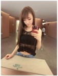 請左個女秘書, 佢第一日返工著成咁, 你地接受嗎?