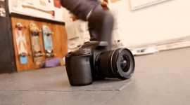 不能拍片惹的禍！Canon 70D 慘死斧頭下！