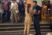 南京情侣吵架女子脱光裸身 公安回应：吵架请自重