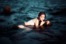 氣質長發美女海邊激浪性感唯美圖