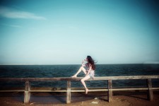 氣質長發美女海邊激浪性感唯美圖