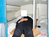 國泰飛機上做愛-乘客自爆帶女友入機師休息室做愛