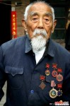 曾经砍翻过13个日本兵英雄!来敬个礼再走~~