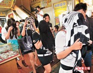 網上馬伕操控援交女　警拘六人