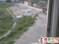 雷！中学生在体育场内龌龊一幕惨遭偷拍