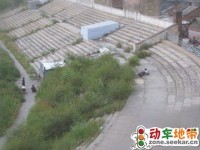 雷！中学生在体育场内龌龊一幕惨遭偷拍