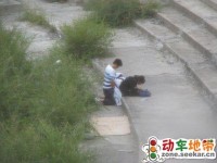 雷！中学生在体育场内龌龊一幕惨遭偷拍