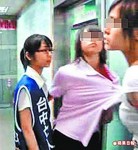 不爽被罵騷貨少女踢女網友下體
