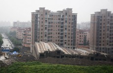 蓮花南路蓮花河畔小區一幢在建13層樓房倒塌