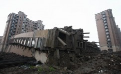 蓮花南路蓮花河畔小區一幢在建13層樓房倒塌