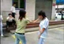 女孩也疯狂，网上盛传的女生打架现场(组图