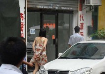 顺德大良一靓女在金店偷窃当场被抓