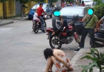 顺德大良一靓女在金店偷窃当场被抓