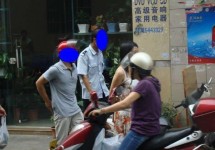 顺德大良一靓女在金店偷窃当场被抓