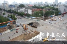 安徽合肥路面坍塌 出租车和摩托车掉入塌陷区