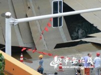 安徽合肥路面坍塌 出租车和摩托车掉入塌陷区