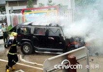 Hummer婚車發生自燃,百萬名車燒成空殼