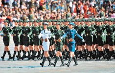 國慶精挑女民兵淡雅大方