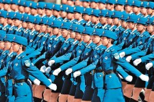 國慶精挑女民兵淡雅大方