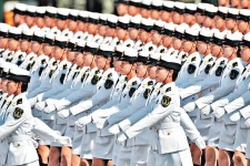 國慶精挑女民兵淡雅大方
